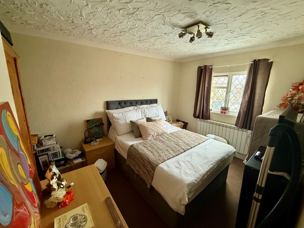 Lot: 48 - MIXED-USE INVESTMENT IN TOWN CENTRE - Flat 2 - Bedroom